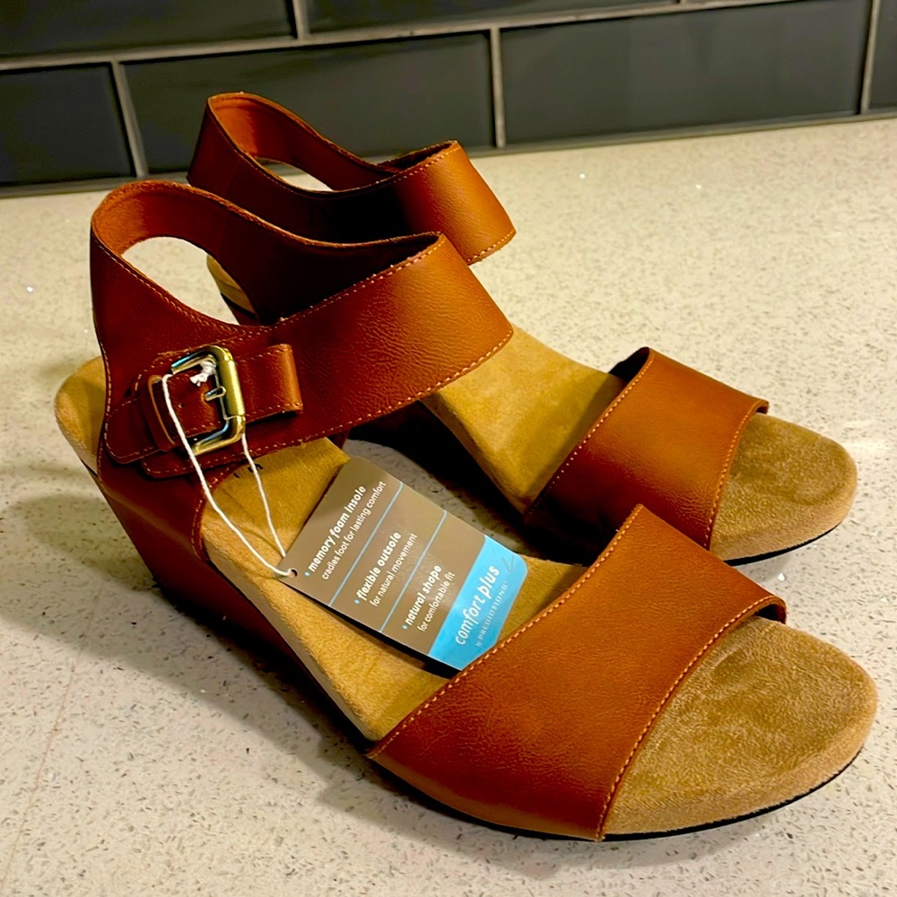 Comfort Plus size 9 w wedge shoe. Memory foam insole